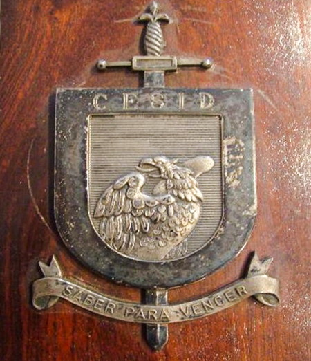 Escudo CESID, Saber para vencer